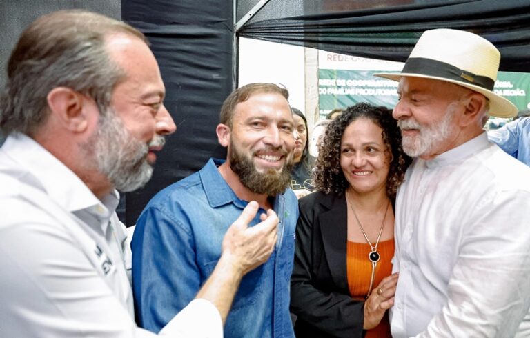 Lula recebe família da Comunidade Novo Porto, de Jordão, contemplada com kits de placa solar do Programa Luz para Todos
