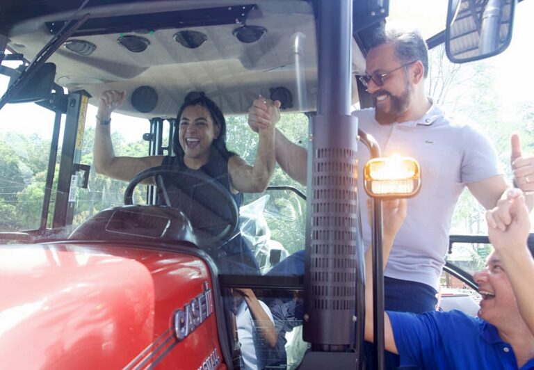 Prefeitura de Senador Guiomard entrega 163 toneladas de calcário e trator para fortalecer a produção rural