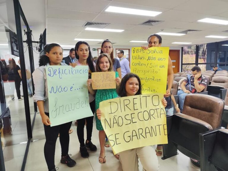 Mães e familiares pedem apoio de deputados contra cortes no benefício de pessoas com deficiência e idosos