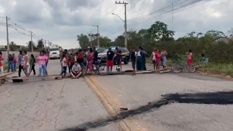 Moradores do Ramal do Pica-Pau bloqueiam Via Verde em protesto por melhorias