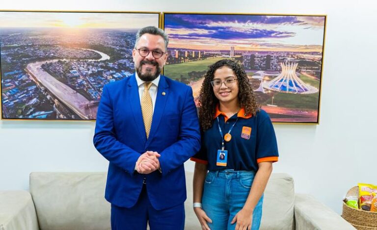 Senador Alan Rick recebe representante acreana do Jovem Senador 2025