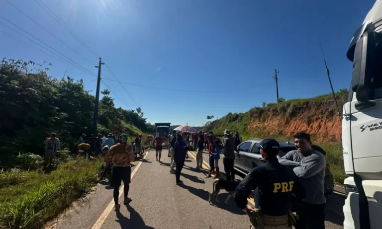 BR-364 é liberada em Cruzeiro do Sul após negociação entre Deracre e manifestantes