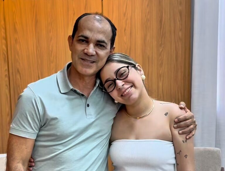 Prefeito de Cruzeiro do Sul recebe Marília Tavares antes de show no Festival da Farinha