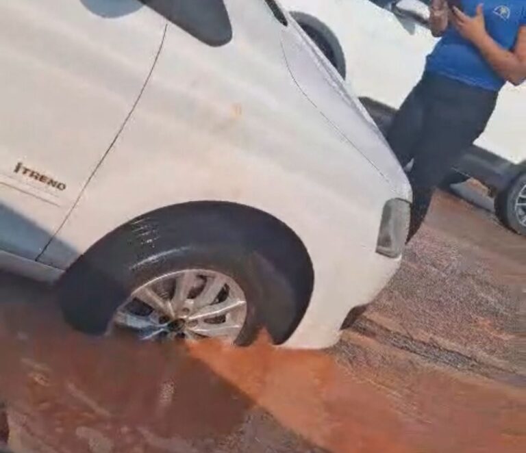 Carro cai em buraco que reabriu após obra do Saerb no centro de Rio Branco