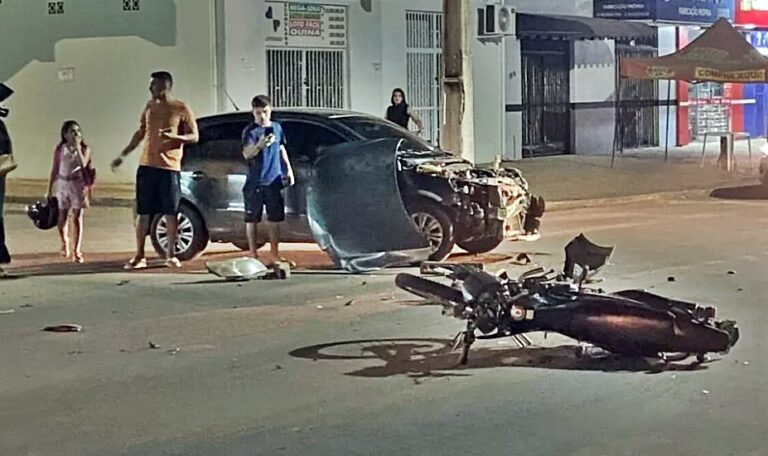 Jovem fica gravemente ferido após acidente entre moto e carro, em Brasiléia