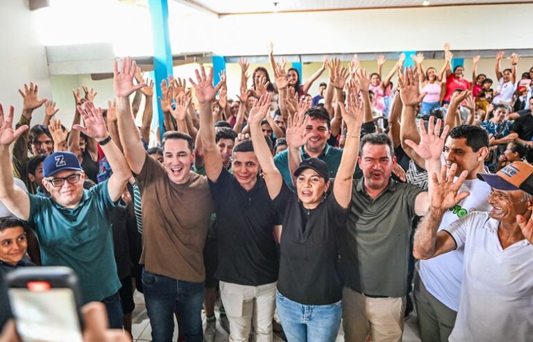 André Vale comemora o Dia dos Pais na zona rural de Cruzeiro do Sul ao lado da governadora em exercício Mailza Assis