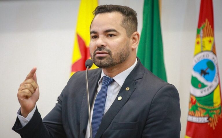 Deputado critica prisão domiciliar de Bolsonaro e denuncia possível “ataque à democracia”