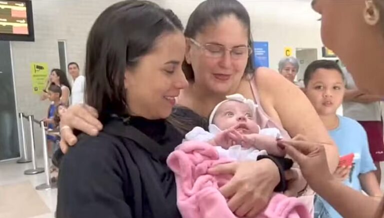 Bebê que sofreu queimaduras durante banho retorna ao Acre após um mês em MG