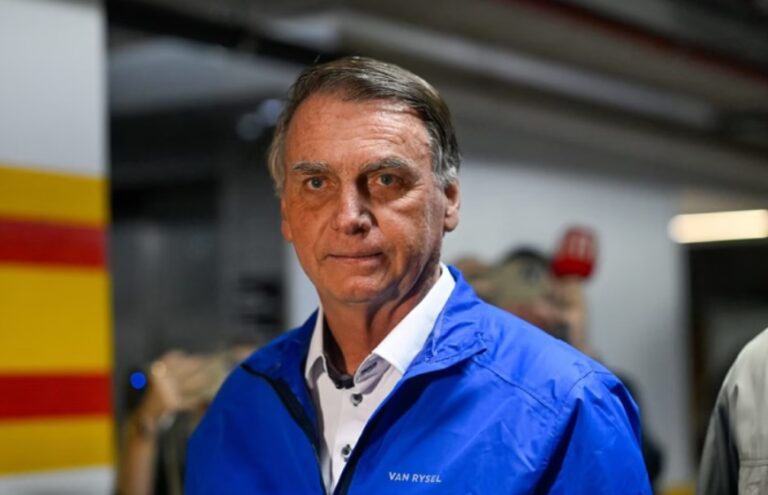 Ministro Alexandre de Moraes decreta prisão domiciliar de Jair Bolsonaro