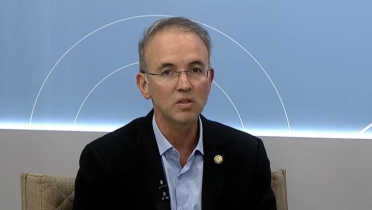 “Brasil já foi colônia de Portugal, agora querem que vire colônia dos EUA”, diz Léo de Brito ao criticar Eduardo Bolsonaro