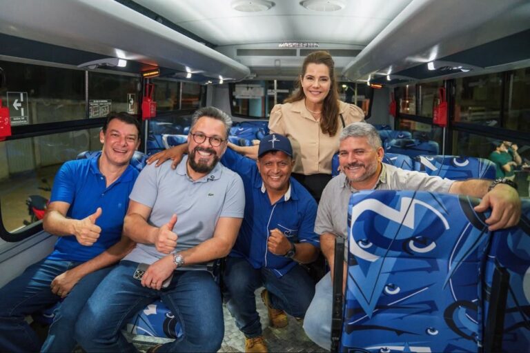 Senador Alan Rick entrega micro-ônibus para transporte de pacientes em Epitaciolândia