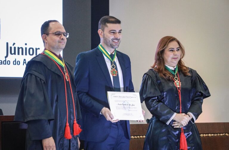 Presidente da Aleac, Nicolau Júnior, é homenageado na cerimônia de 50 anos do TRE-AC