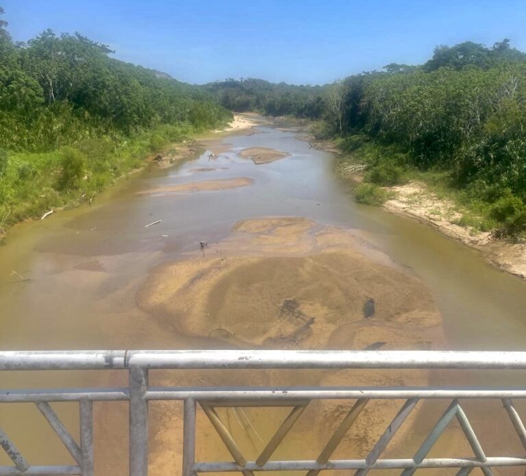 Rio Acre registra nível crítico na fronteira com o Peru e seca histórica preocupa municípios do estado