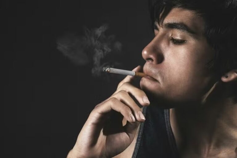 Estudo liga uso de cigarros eletrônicos e convencionais a maior risco de depressão e ansiedade em adolescentes