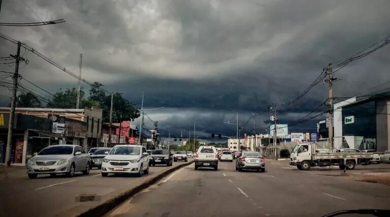 Frente fria leva chuva e céu nublado a várias regiões do Acre nesta terça-feira