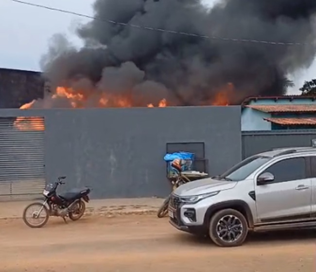 Incêndio destrói depósito de loja de eletrodoméstico em Acrelândia neste sábado