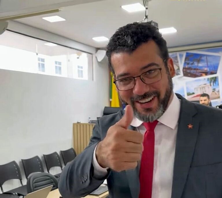 De volta à Câmara, Kamai ironiza prisão domiciliar de Bolsonaro: ‘Eu tô podendo sair de casa, né, então tamo aqui’