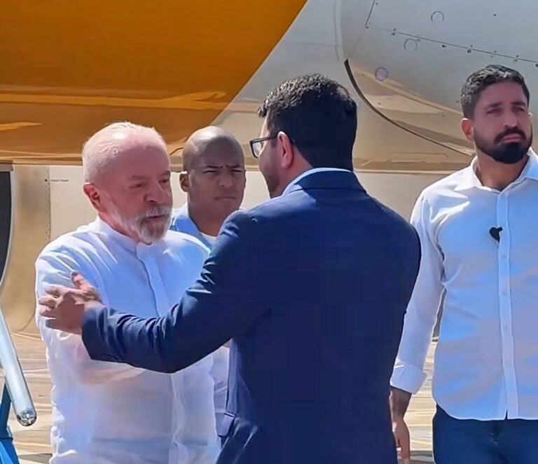 Lula desembarca em Rio Branco e é recebido pelo governador Gladson Camelí