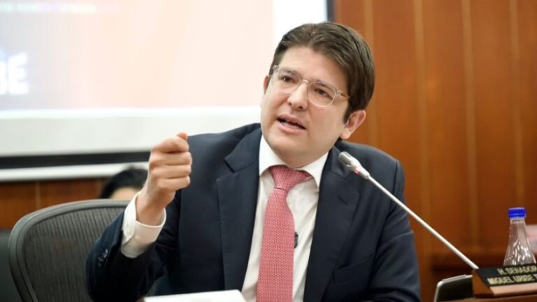 Morre Miguel Uribe, pré-candidato à presidência da Colômbia baleado durante discurso
