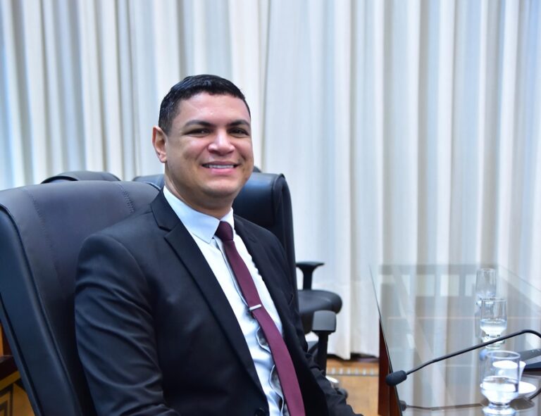 “Logo estarei de volta”, diz deputado Tio Pablo após ser diagnosticado com pneumonia e derrame pleural.