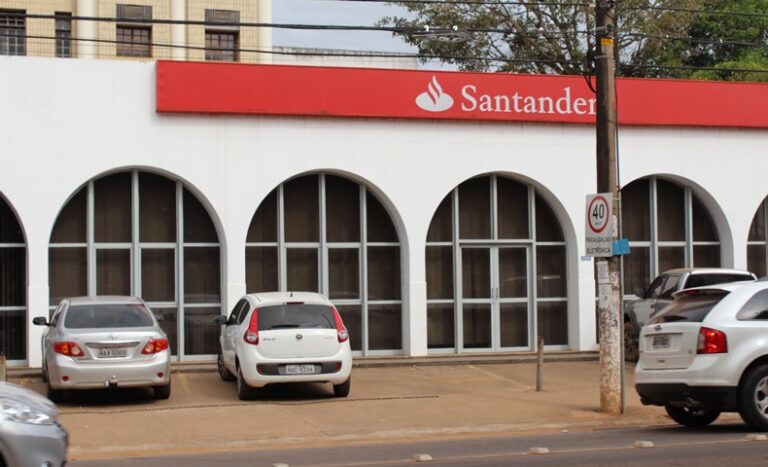 Justiça acreana condena Santander a devolver dinheiro e pagar indenização a idoso