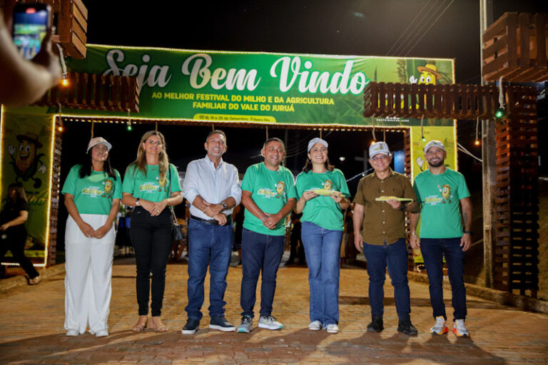 Mailza celebra assinatura de ordem de serviço para segunda etapa de pavimentação de via em Porto Walter