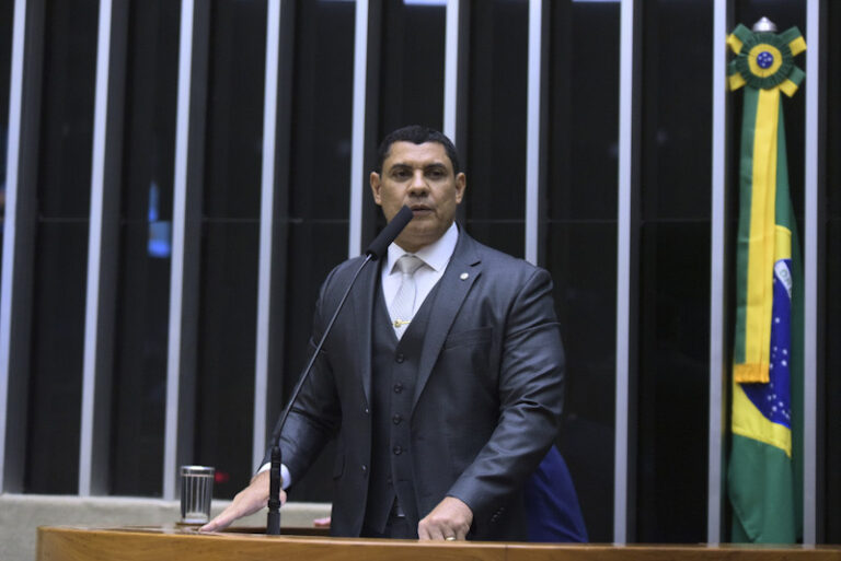 Ruas de Epitaciolândia serão pavimentadas após articulação de Coronel Ulysses