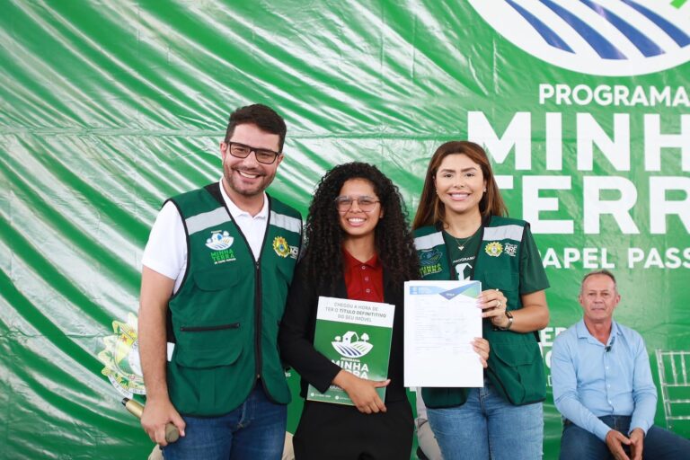 Gladson Camelí e Gabriela Câmara entregam 300 títulos definitivos de propriedade a famílias em Acrelândia