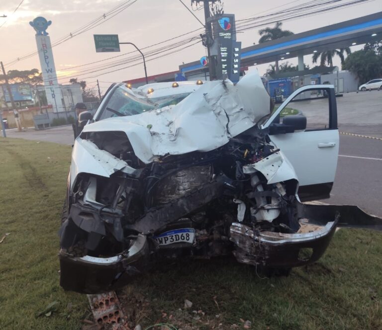 Motorista perde controle e colide caminhonete contra poste na rotatória do Via Verde Shopping
