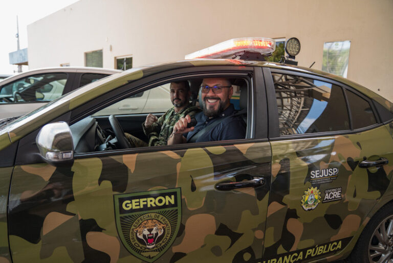 Gefron ganha viaturas e caminhão comprados com recurso garantido pelo senador Alan Rick