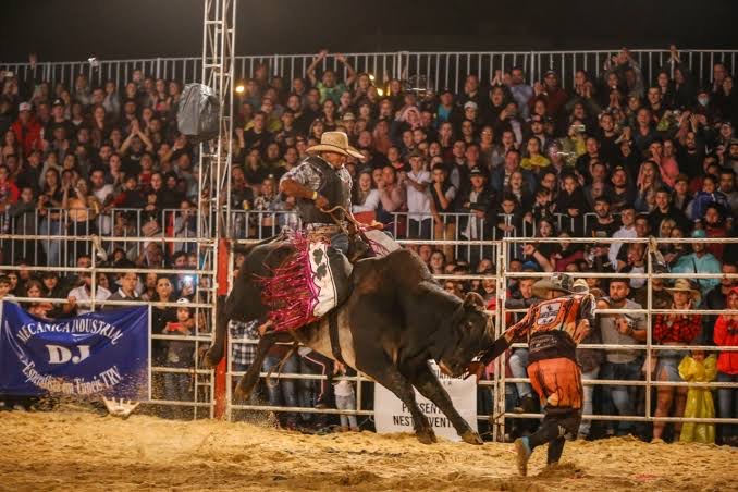 Abertura do rodeio marca a segunda noite da Expo Xapuri nesta sexta-feira