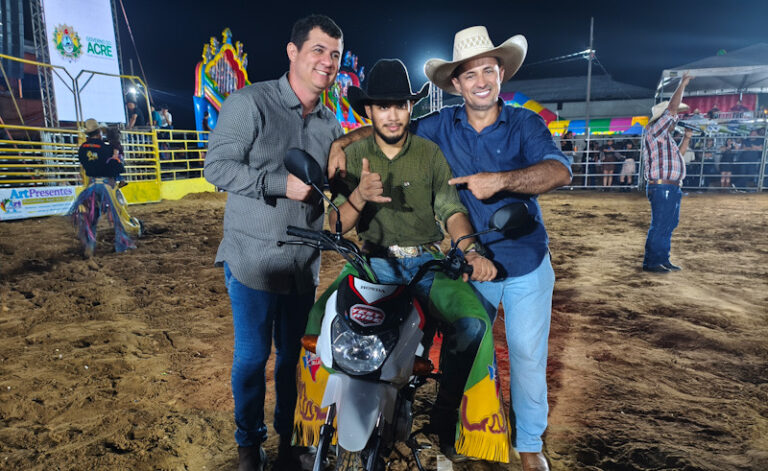Kerisson Silva é o campeão do rodeio da 1ª Expo Xapuri e ganha moto zero km