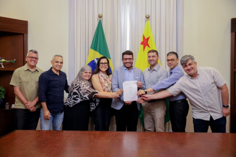 Mailza celebra assinatura de termo que vai levar programa Cidade Empreendedora aos 22 municípios do Acre