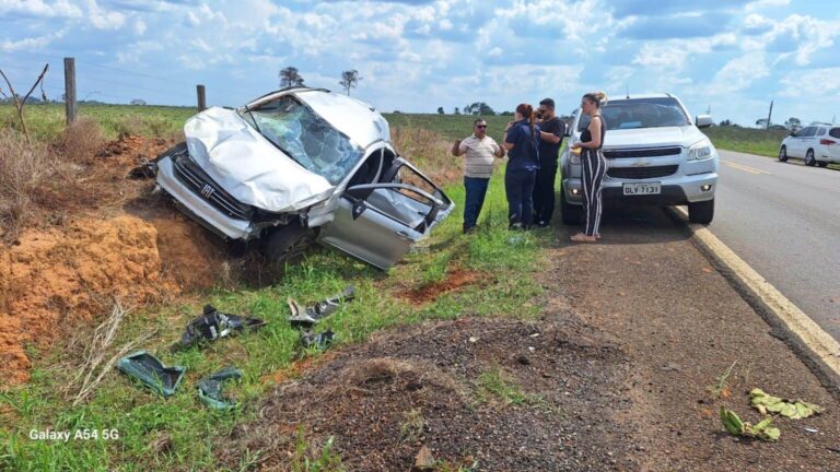 Carro capota várias vezes na BR-317 e família sofre ferimentos leves