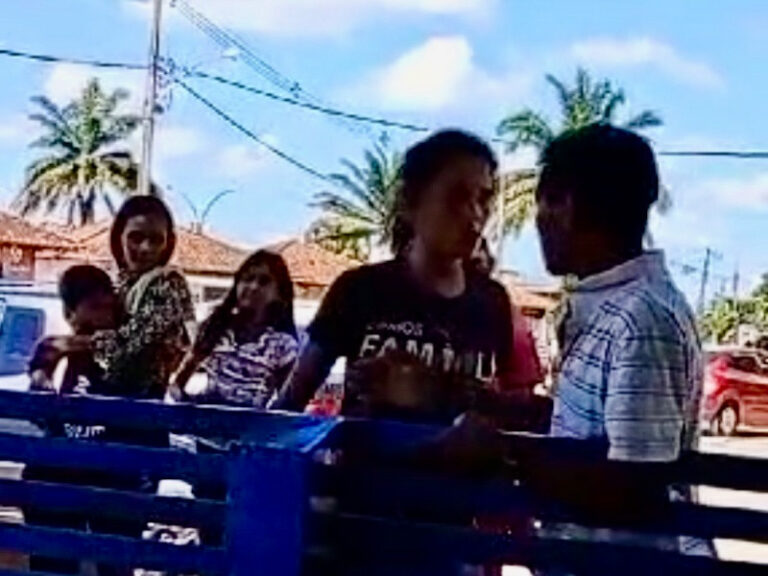 Mulher agride homem em plena feira dos colonos em Sena Madureira; vídeo repercute nas redes sociais