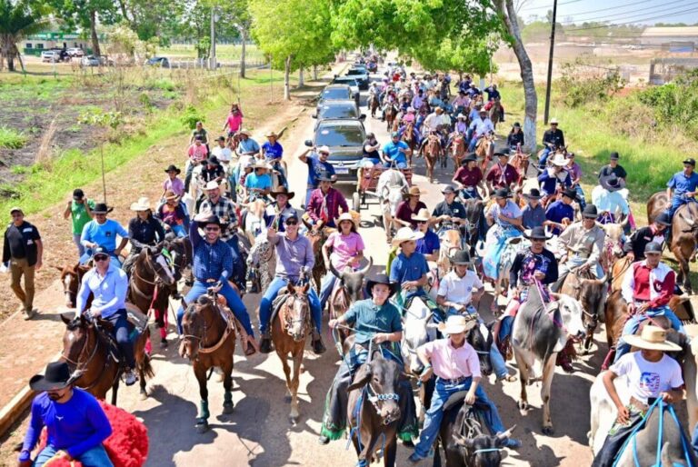 Governador Gladson Camelí prestigia cavalgada de abertura da Expo Xapuri