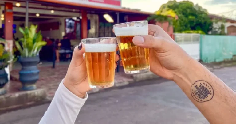 Tonheiros Bar realiza happy hour em alusão à condenação de Bolsonaro com cachaça a R$ 0,99