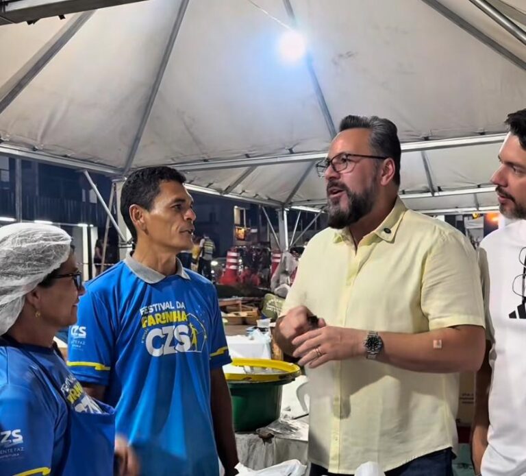 Senador Alan Rick se esbalda nas delícias do Festival da Farinha e recebe o carinho do povo