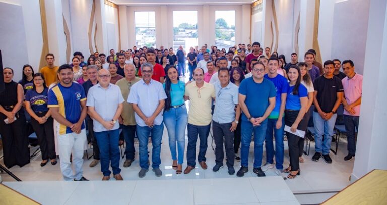 Ao lado de Zequinha, Edvaldo participa do lançamento de edição do Programa Abrindo Portas para o Primeiro Emprego