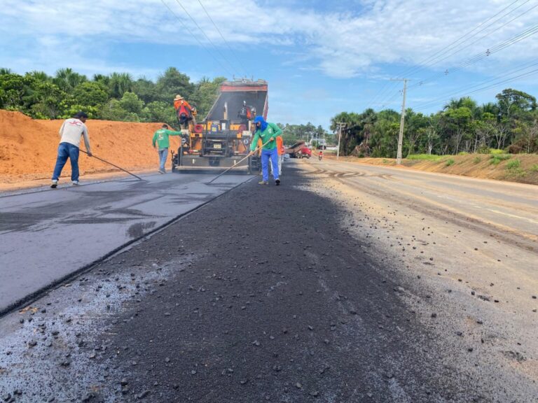 Deracre avança em nova etapa de asfaltamento na AC-405 e alerta motoristas durante obras