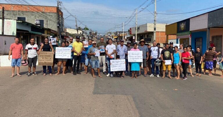 Moradores de 7 bairros da Baixada da Sobral fecham avenida principal como forma de protesto em Rio Branco