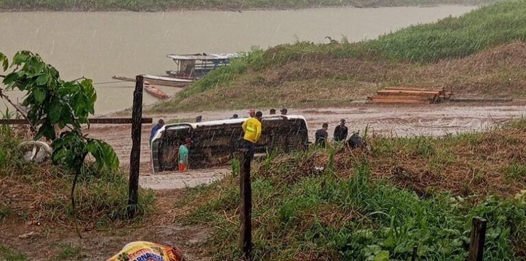 Caminhonete tomba na Praia do Amarilho durante chuva em Sena Madureira