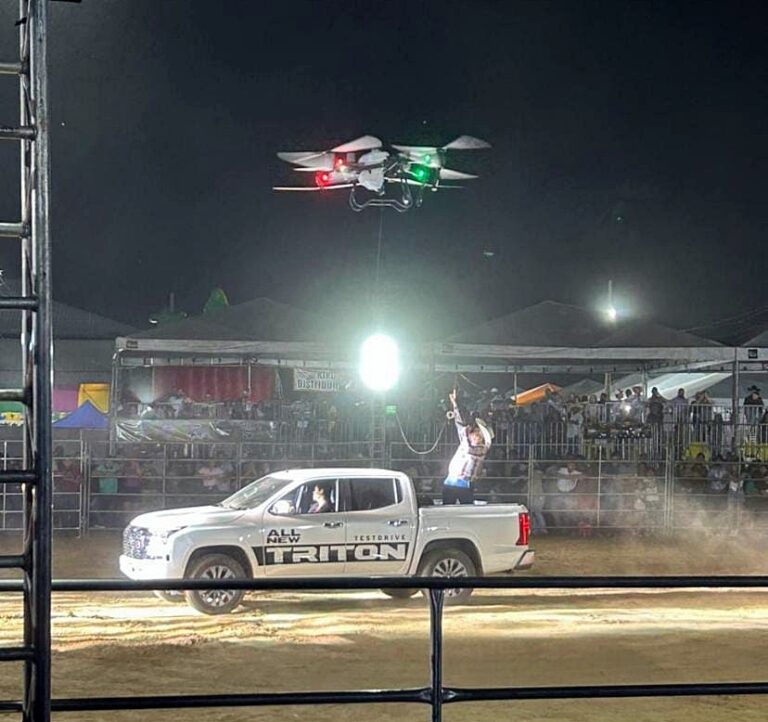 Drone da Agro Tech surpreende público na final do rodeio da Expo Xapuri ao entregar microfone ao locutor