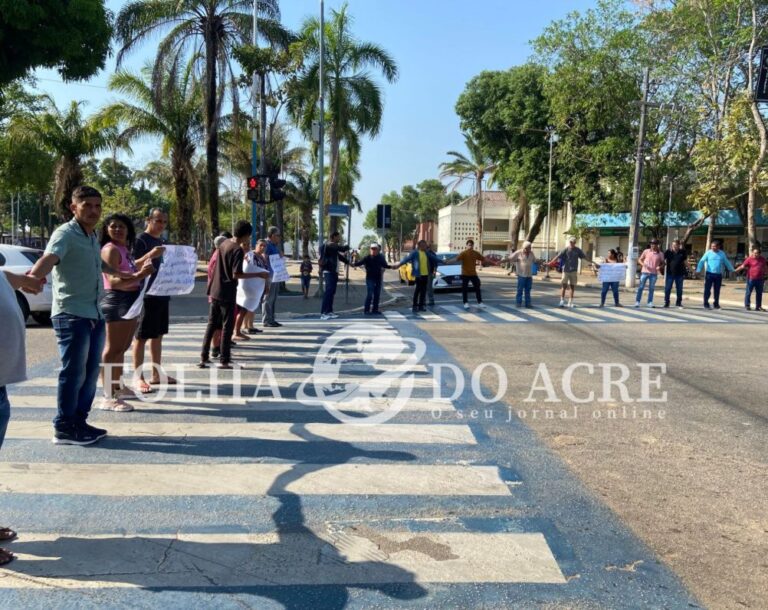 Moradores fecham rua da prefeitura e cobram instalação de galerias para evitar inundações na Sobral