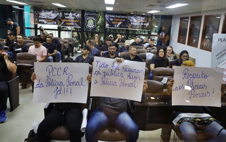 Policiais penais protestam na Aleac e cobram nomeações de aprovados em concurso: ‘Grito de revolta’