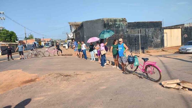 Moradores do loteamento São Sebastião fecham Avenida Sobral em protesto por saneamento e infraestrutura