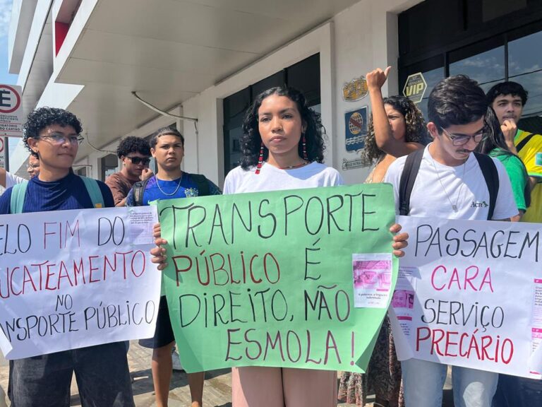 Movimento “Sem Parar” cobra melhorias no transporte público para estudantes da Ufac durante protesto na Câmara