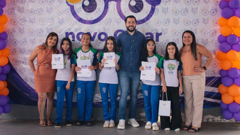 Jarude entrega mais de 100 novos óculos para alunos da Escola Berta Vieira de Andrade pelo projeto Novo Olhar