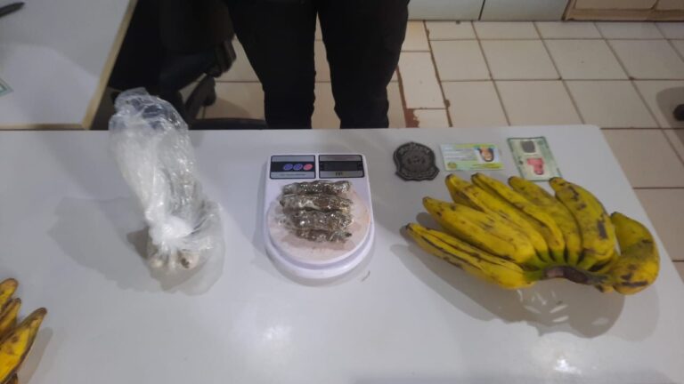 Polícia prende visitantes tentando entrar com droga dentro de banana no presídio de Rio Branco