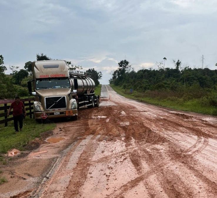 Motoristas voltam a enfrentar dificuldades na BR-317 após forte chuva no trecho entre Brasiléia e Assis Brasil